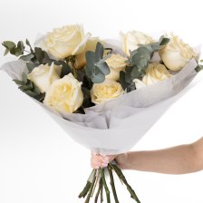 Букет из 11 светлых роз и эвкалипта