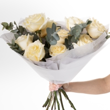 Букет из 11 светлых роз и эвкалипта