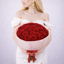 Букет из 25 красных 60см роз сортовых в оформлении
