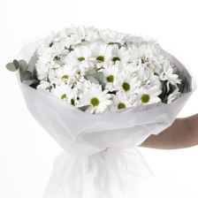 Букет из 7 хризантем и эвкалипта