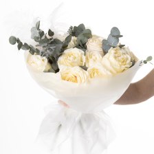 Букет из 11 кремовых роз и эвкалипта