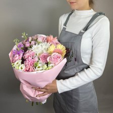 Букет из хризантем, роз и гвоздик