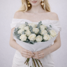 Букет из 17 белых роз 60см с эвкалиптом в оформлении