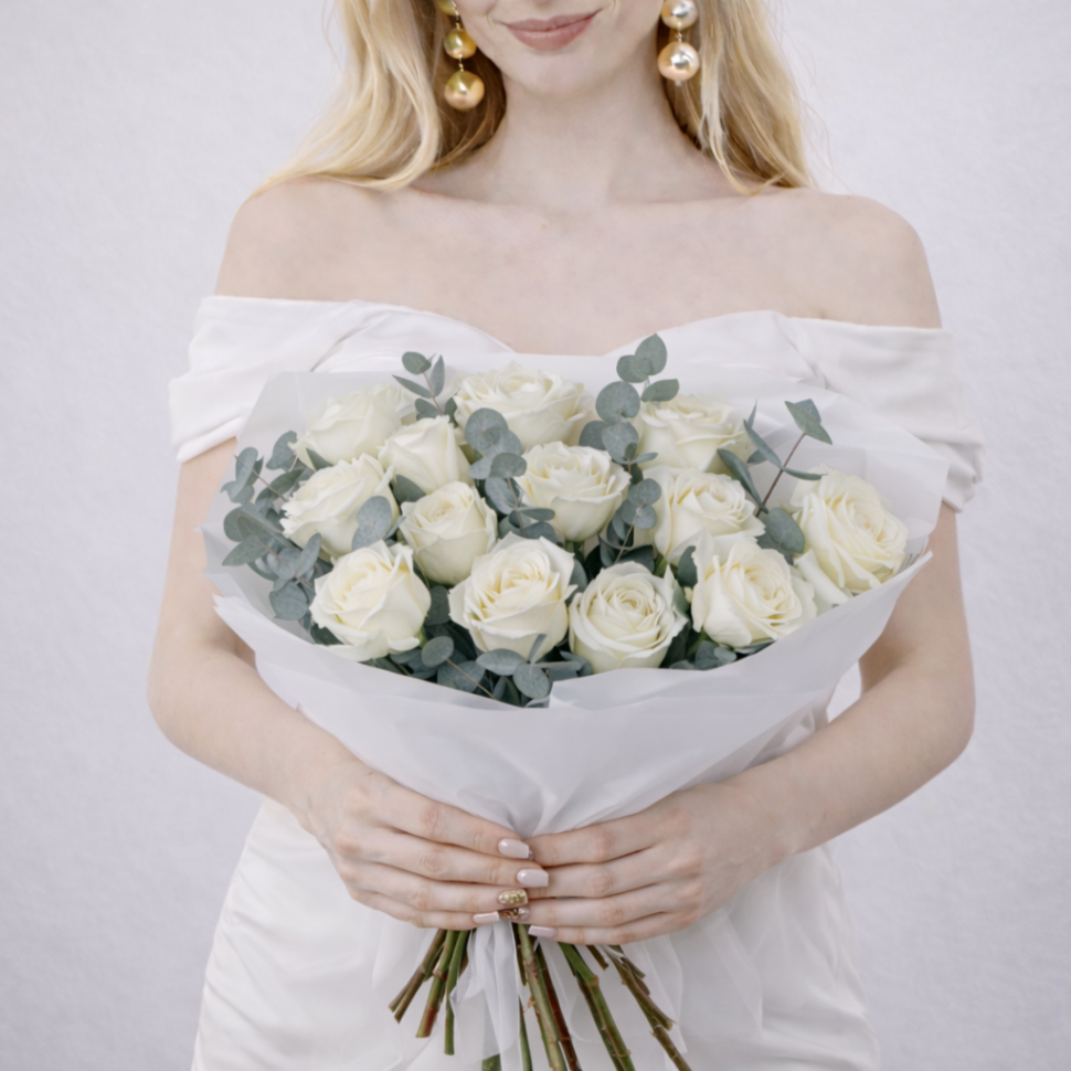 Букет из 17 белых роз 60см с эвкалиптом в оформлении