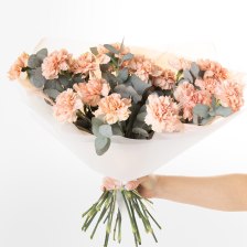 Букет из 19 гвоздик и эвкалипта