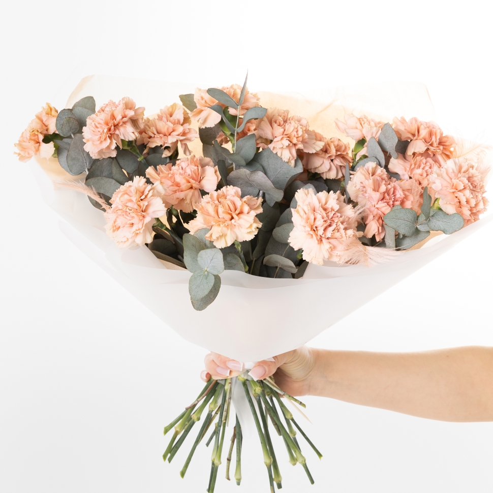 Букет из 19 гвоздик и эвкалипта