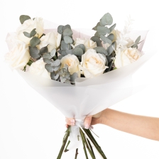 Букет из 11 роз и эвкалипта