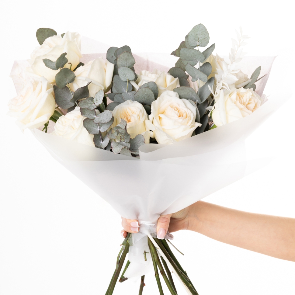 Букет из 11 роз и эвкалипта