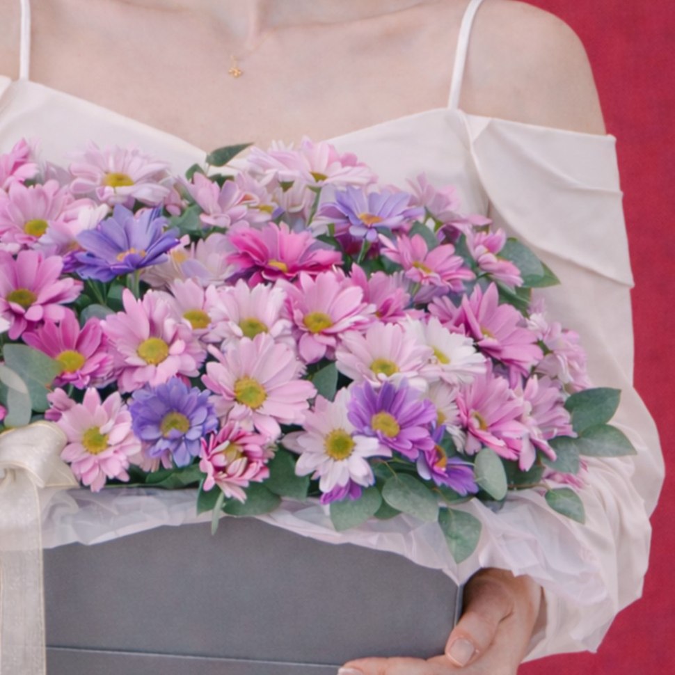 Композиция из хризантем и эвкалипта