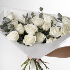 Букет из 17 белых роз и эвкалипта