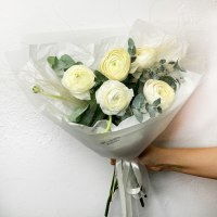 Букет из ранункулюсов и эвкалипта