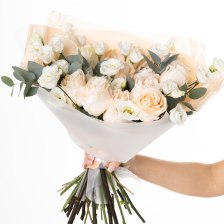 Букет из роз, эустом и эвкалипта