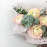 Букет из ранункулюсов и эвкалипта