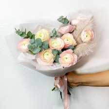 Букет из ранункулюсов и эвкалипта