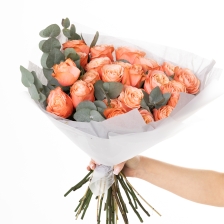 Букет из роз и эквалипта