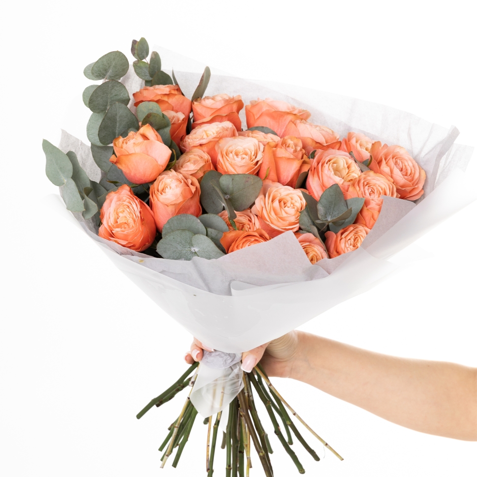 Букет из роз и эквалипта