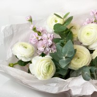 Букет из ранункулюсов, маттиол и эвкалипта