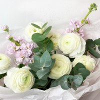 Букет из ранункулюсов, маттиол и эвкалипта
