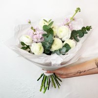 Букет из ранункулюсов, маттиол и эвкалипта