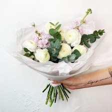 Букет из ранункулюсов, маттиол и эвкалипта