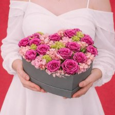 Композиция сердце розой кустовой, гвоздики кустовой