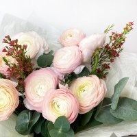 Букет ранункулюса, хамелациума и эвкалипта