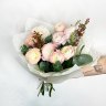 Букет ранункулюса, хамелациума и эвкалипта