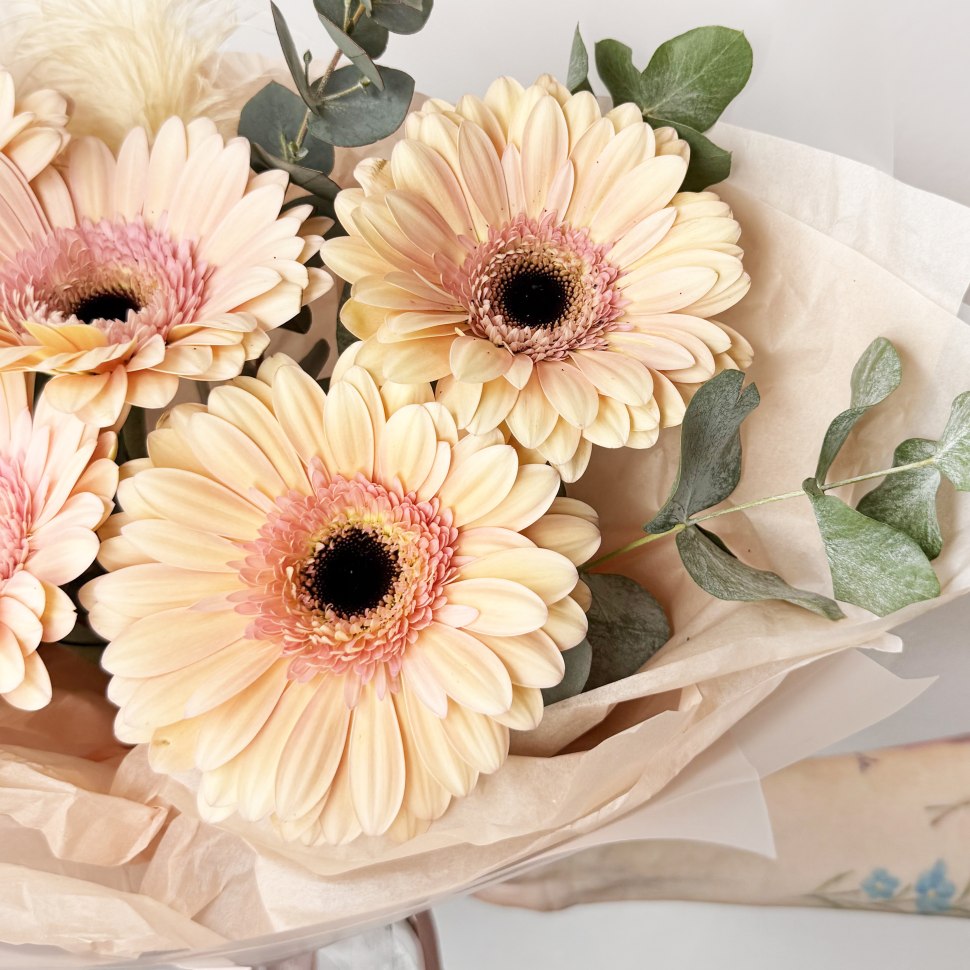 Букет из гербер и эвкалипта