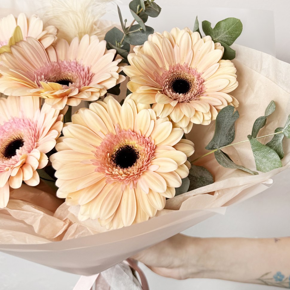 Букет из гербер и эвкалипта