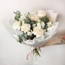 Букет из гвоздик, маттиол и эвкалипта