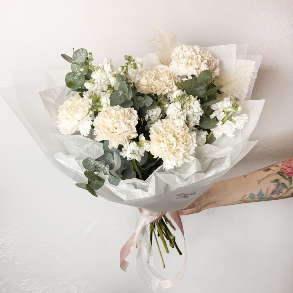 Букет из гвоздик, маттиол и эвкалипта