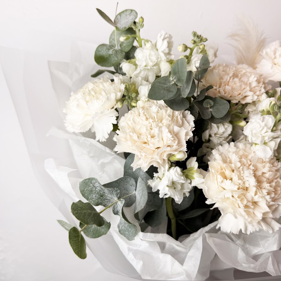 Букет из гвоздик, маттиол и эвкалипта