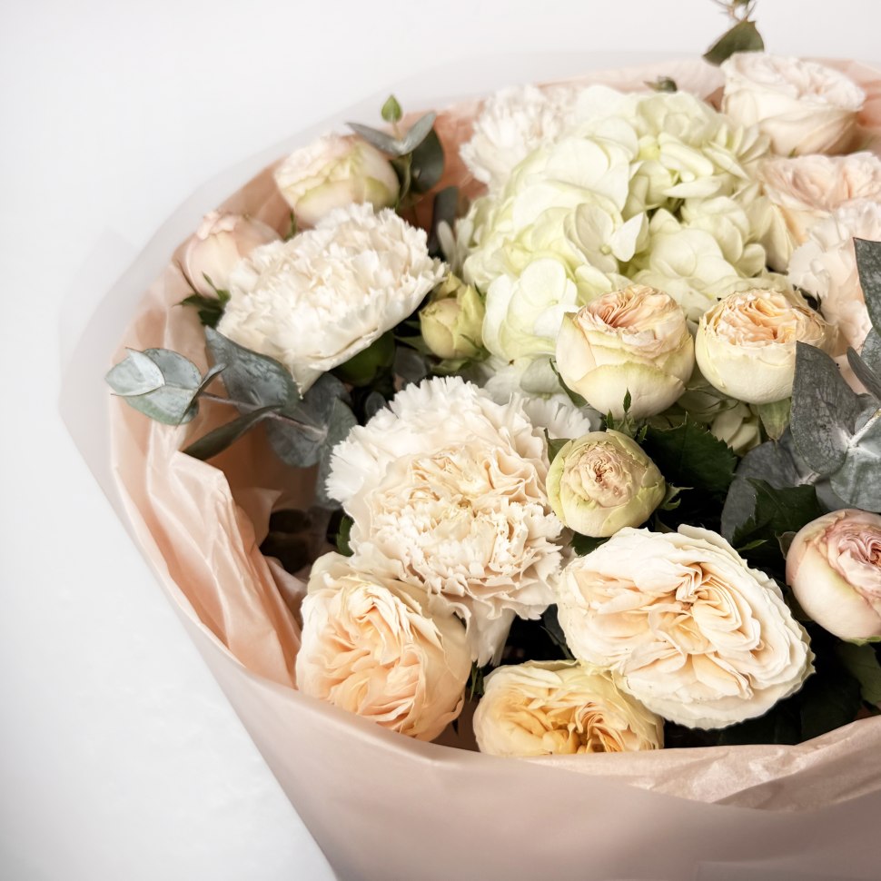 Букет из гортензии, роз кустовых и гвоздик