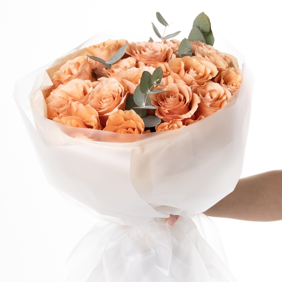 Букет из 25 роз с эвкалиптом