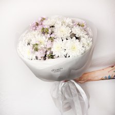 Букет из хризантем и маттиол