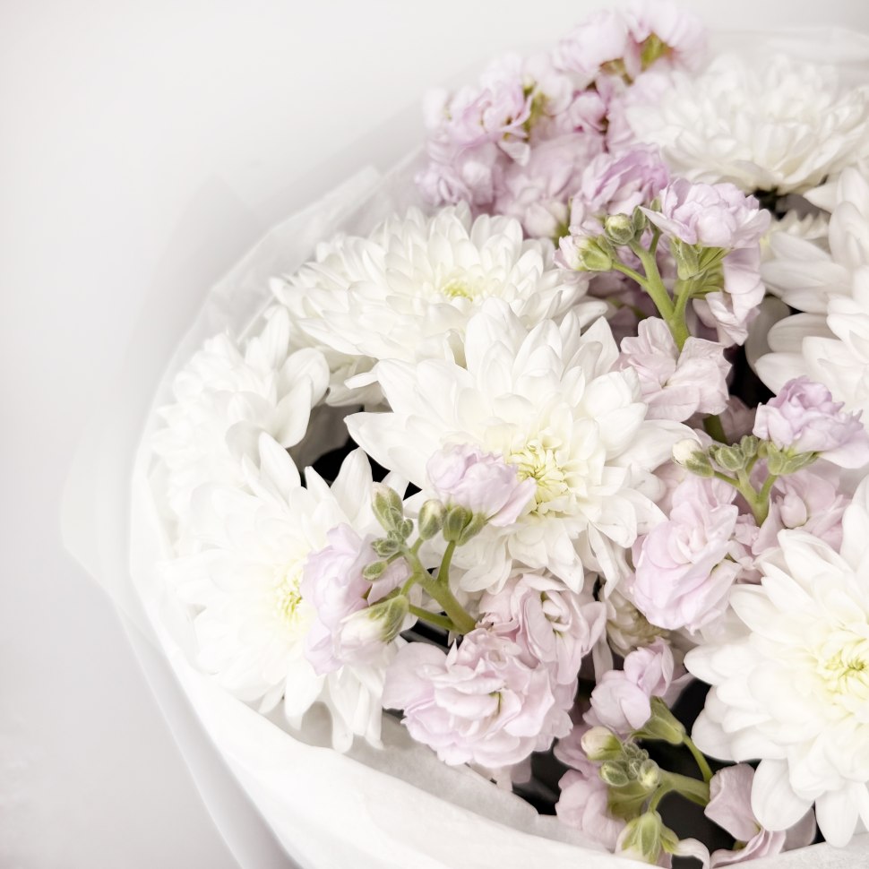 Букет из хризантем и маттиол