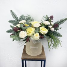 Новогодняя композиция из нобилиса, роз и гвоздики