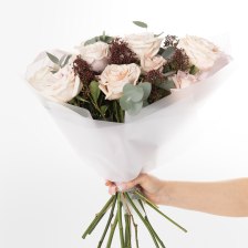 Сборный букет с розами, эвкалиптом и скиммией