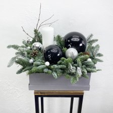 Новогодняя композиция из нобилиса, игрушек и новогодней свечи