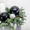 Новогодняя композиция из нобилиса, игрушек и новогодней свечи