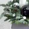 Новогодняя композиция из нобилиса, игрушек и новогодней свечи
