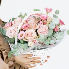 Сборная корзина с розой и эустомой