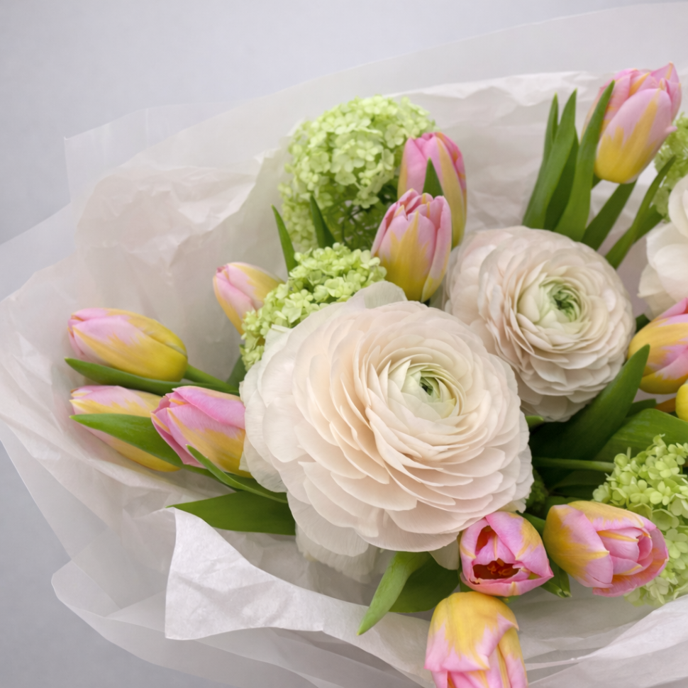 Букет из тюльпанов, ранункулюсов и вибурнума