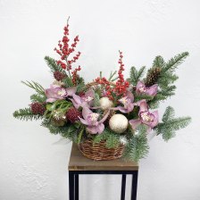 Новогодняя корзина с нобилисом, орхидеей и илексом