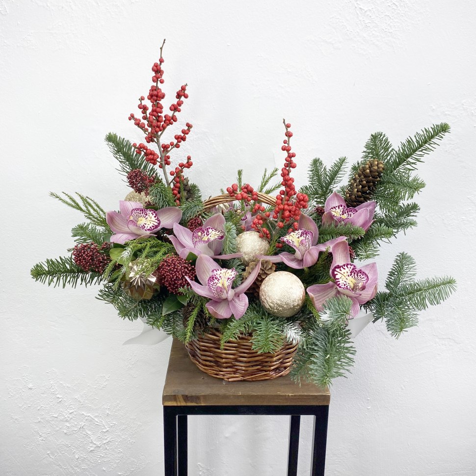Новогодняя корзина с нобилисом, орхидеей и илексом