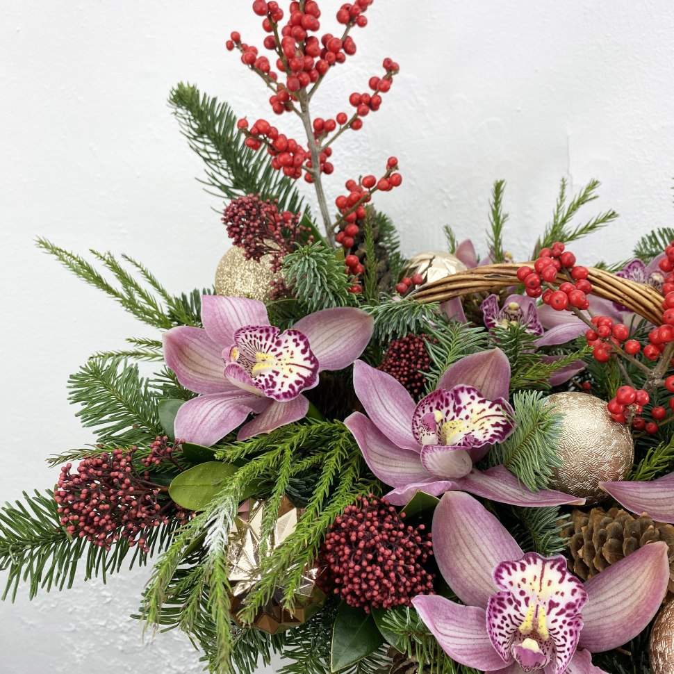 Новогодняя корзина с нобилисом, орхидеей и илексом