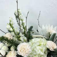 Новогодняя корзина с нобилисом, гвоздикой, гортензией