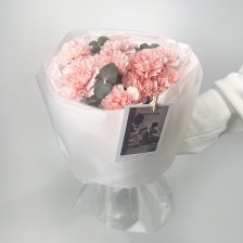 Букет из гвоздик и эвкалипта