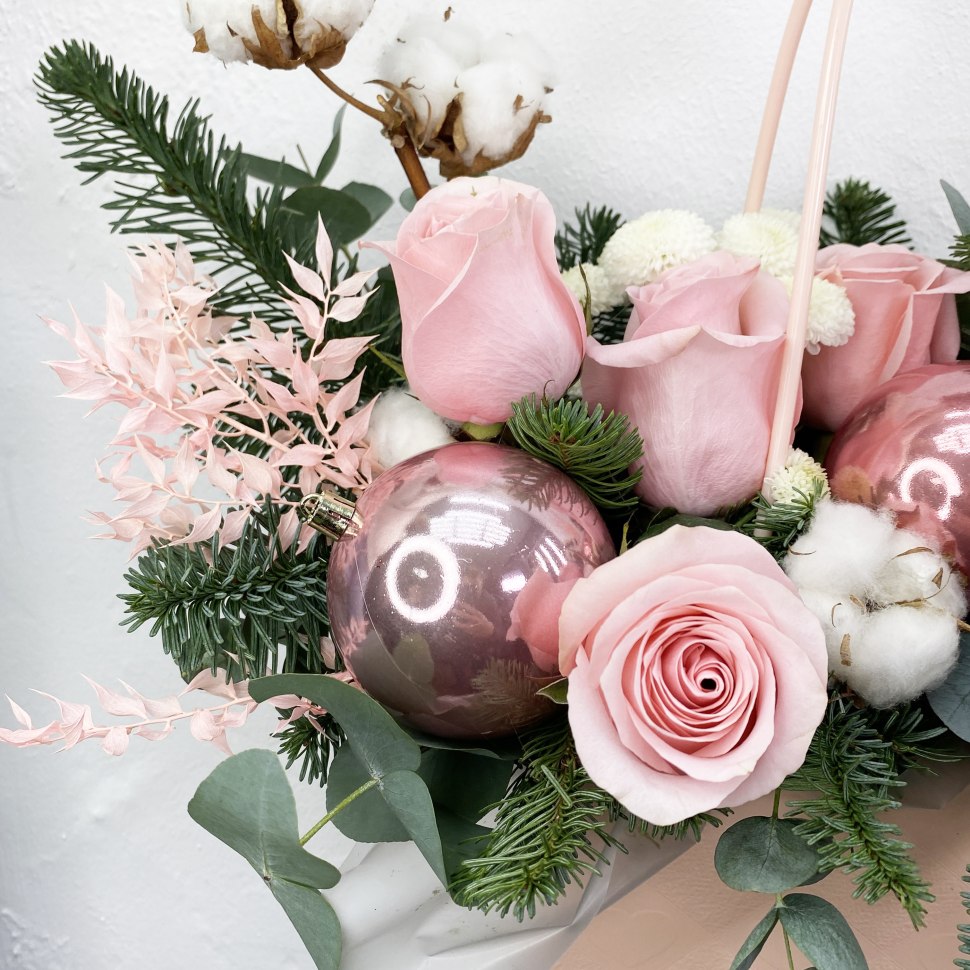 Новогодняя композиция с нобилисом и розой