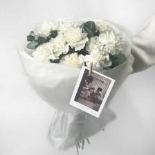 Букет из белых гвоздик и эвкалипта